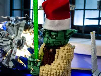 ...e una �scultura� raffigurante Yoda dotato di spada laser illuminata 